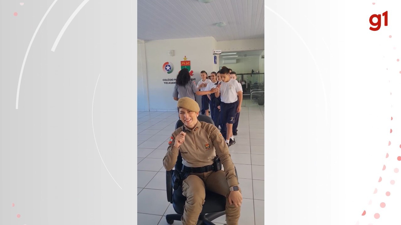 Monitora de colégio militar de SC viraliza ao identificar alunos pela voz