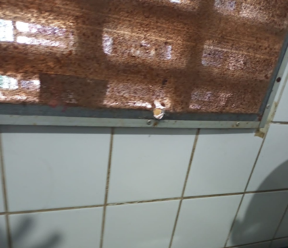 Bala atravessou a janela da escola — Foto: Redes sociais