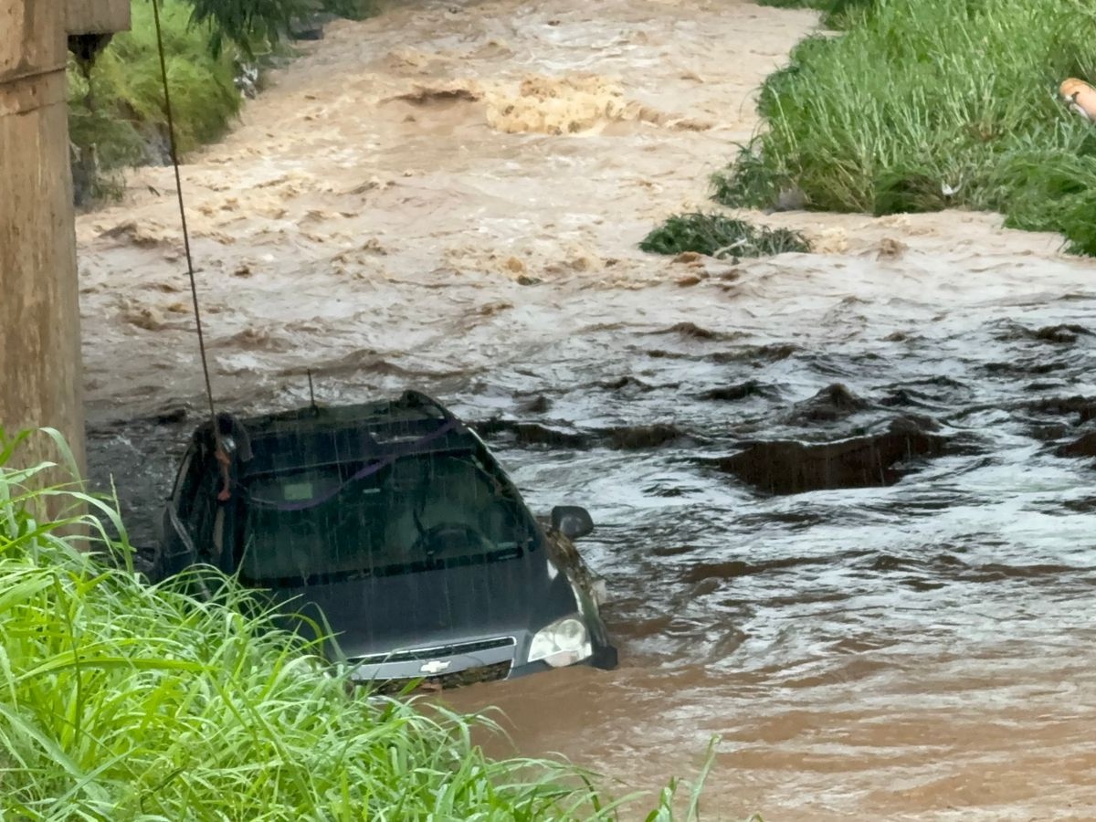 VÍDEO: câmera de segurança flagra carro caindo em córrego de Piracicaba; motorista está desaparecida