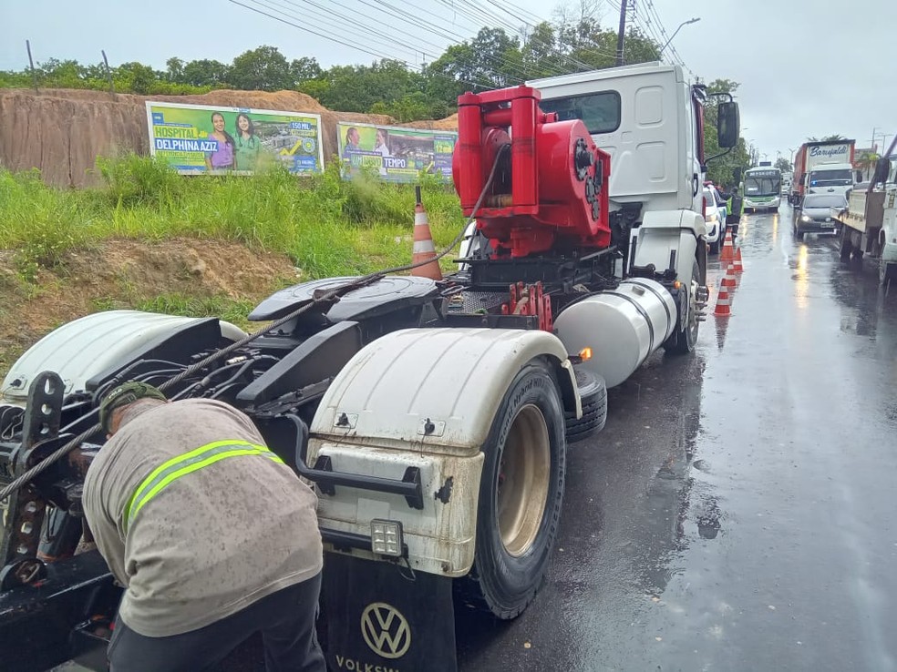 Guincho trabalhando na remoção da carreta tombada na Avenida Torquato Tapajós. — Foto: Divulgação/IMMU