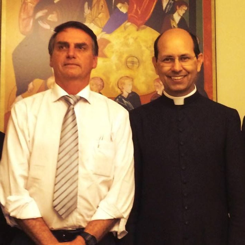 Padre Paulo Ricardo com Jair Bolsonaro em uma palestra realizada em 2015 — Foto: Divulgação