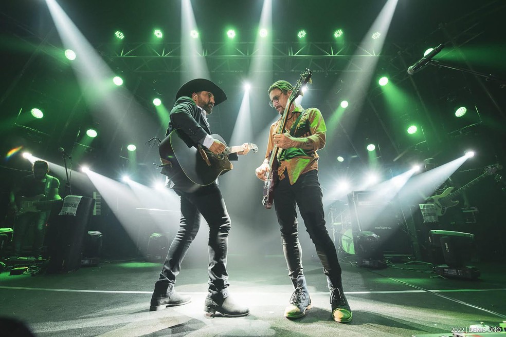 Edson e Hudson sobem ao palco da Festa do Peão de Salto de Pirapora (SP) — Foto: Divulgação
