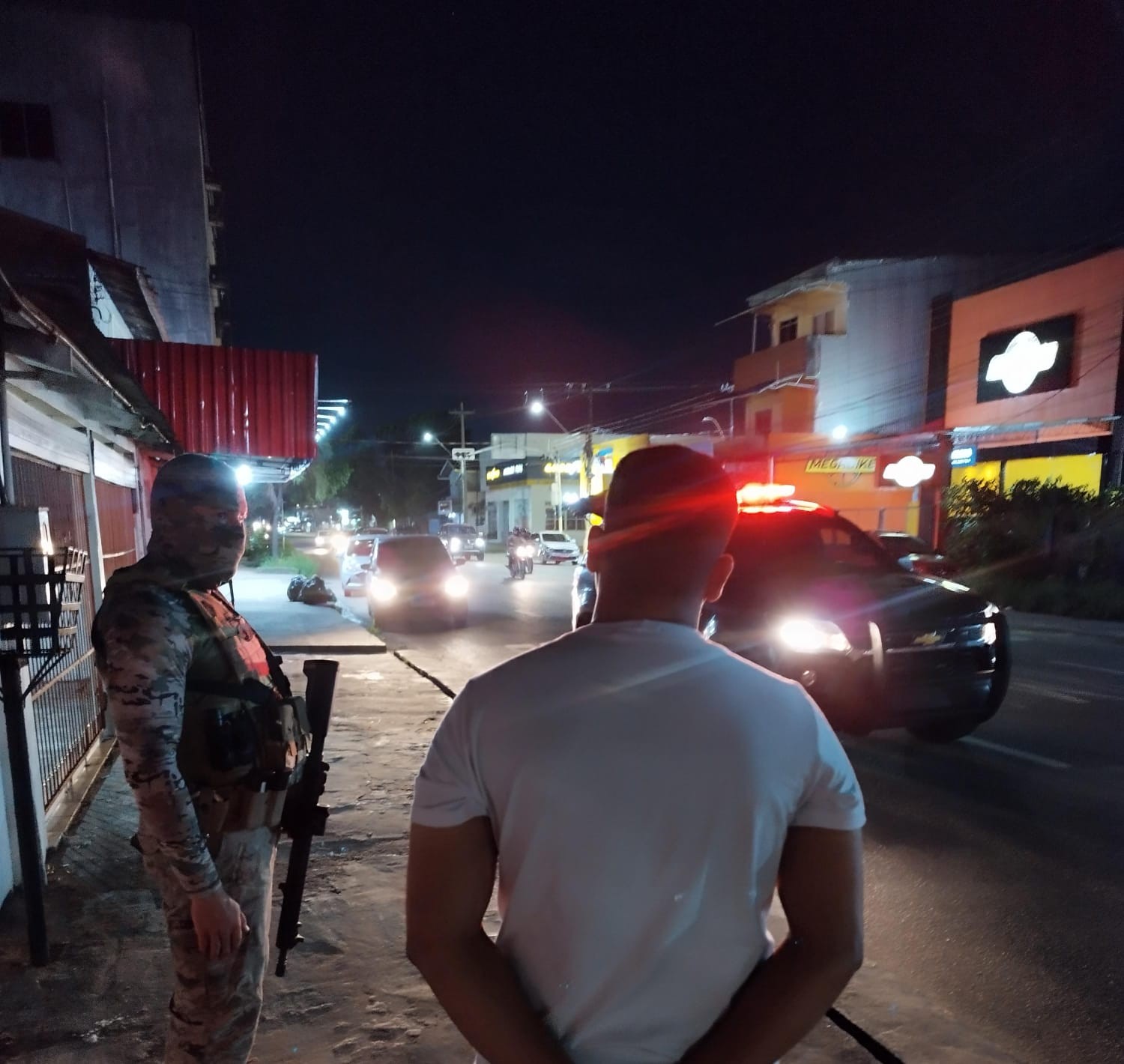 No AP, homem de 25 anos é preso em flagrante com droga, arma e munições