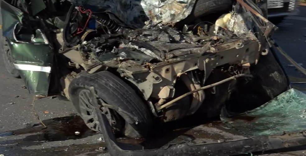 Frente de uno mile verde ficou destruída após impacto na BR-424 — Foto: Reprodução/TV Asa Branca Alagoas