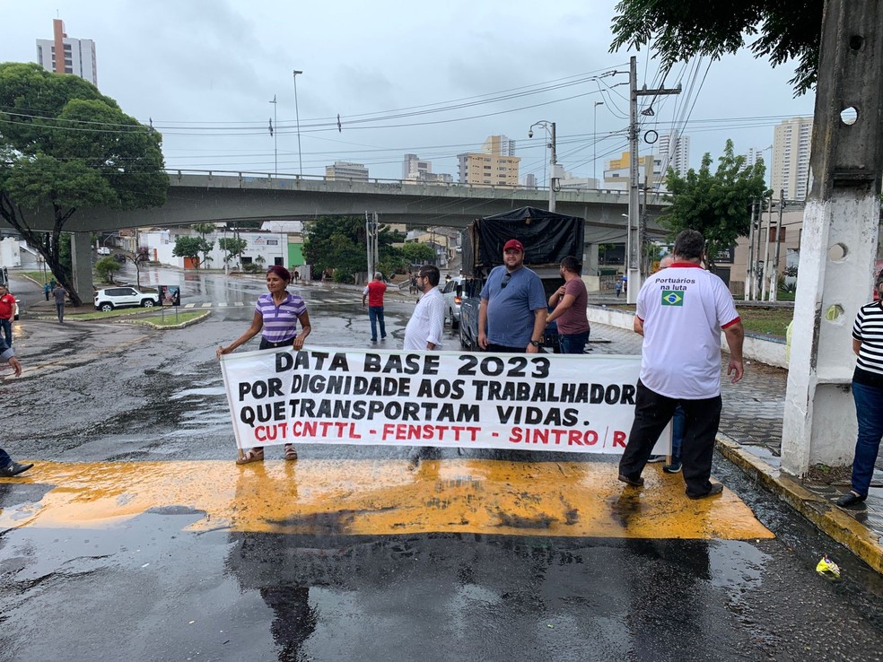 Motoristas paralisam ônibus na altura do viaduto do Baldo, em Natal — Foto: Emerson Medeiros/Inter TV Cabugi