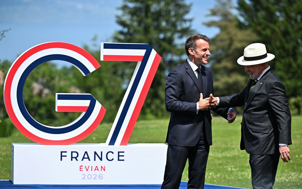 Macron e Lula se cumprimentam antes da foto oficial — Foto: Mandel Ngan / AFP