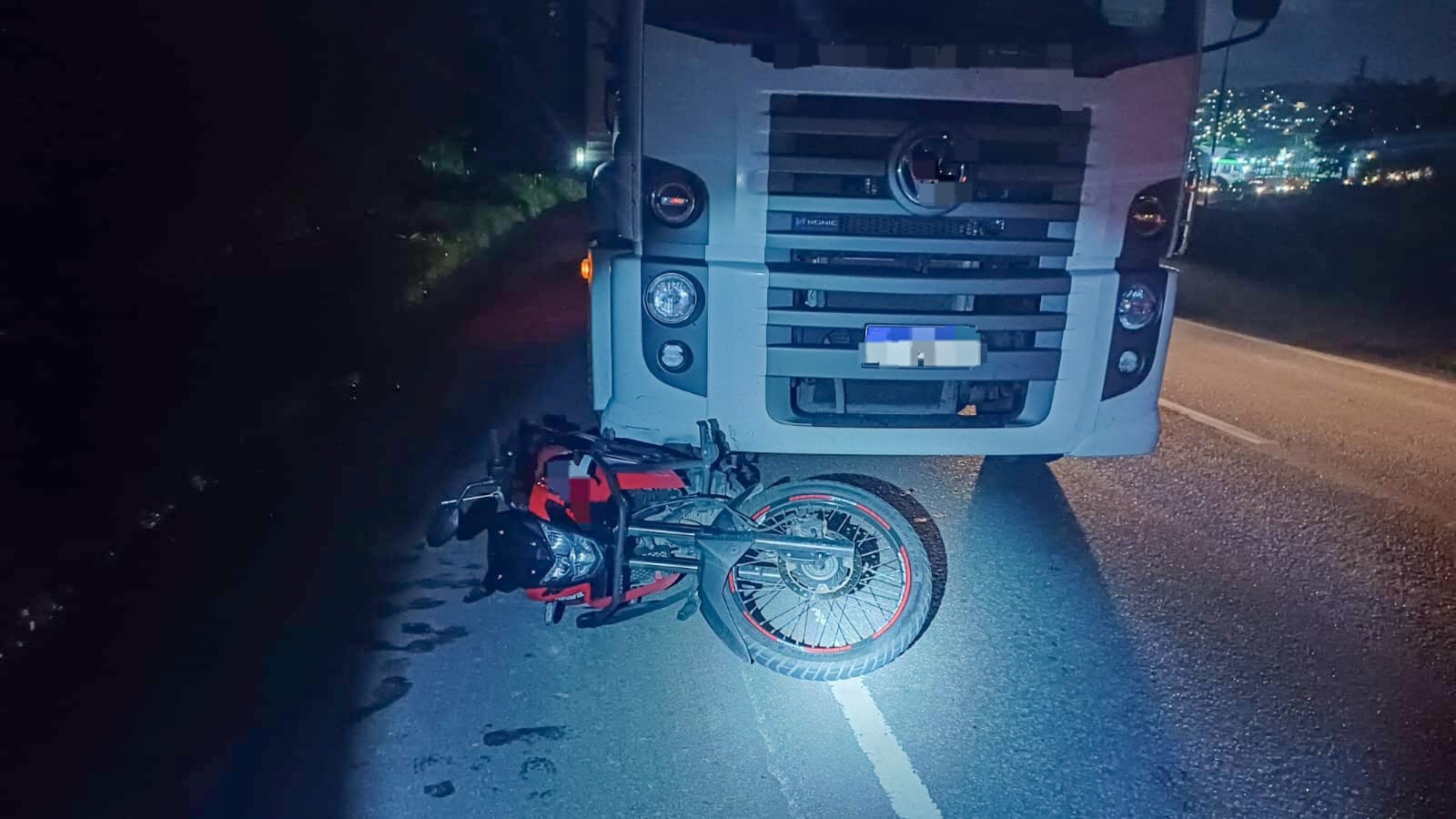 Casal morre após cair de moto e ser atropelado por caminhão na BR-101, no Recife