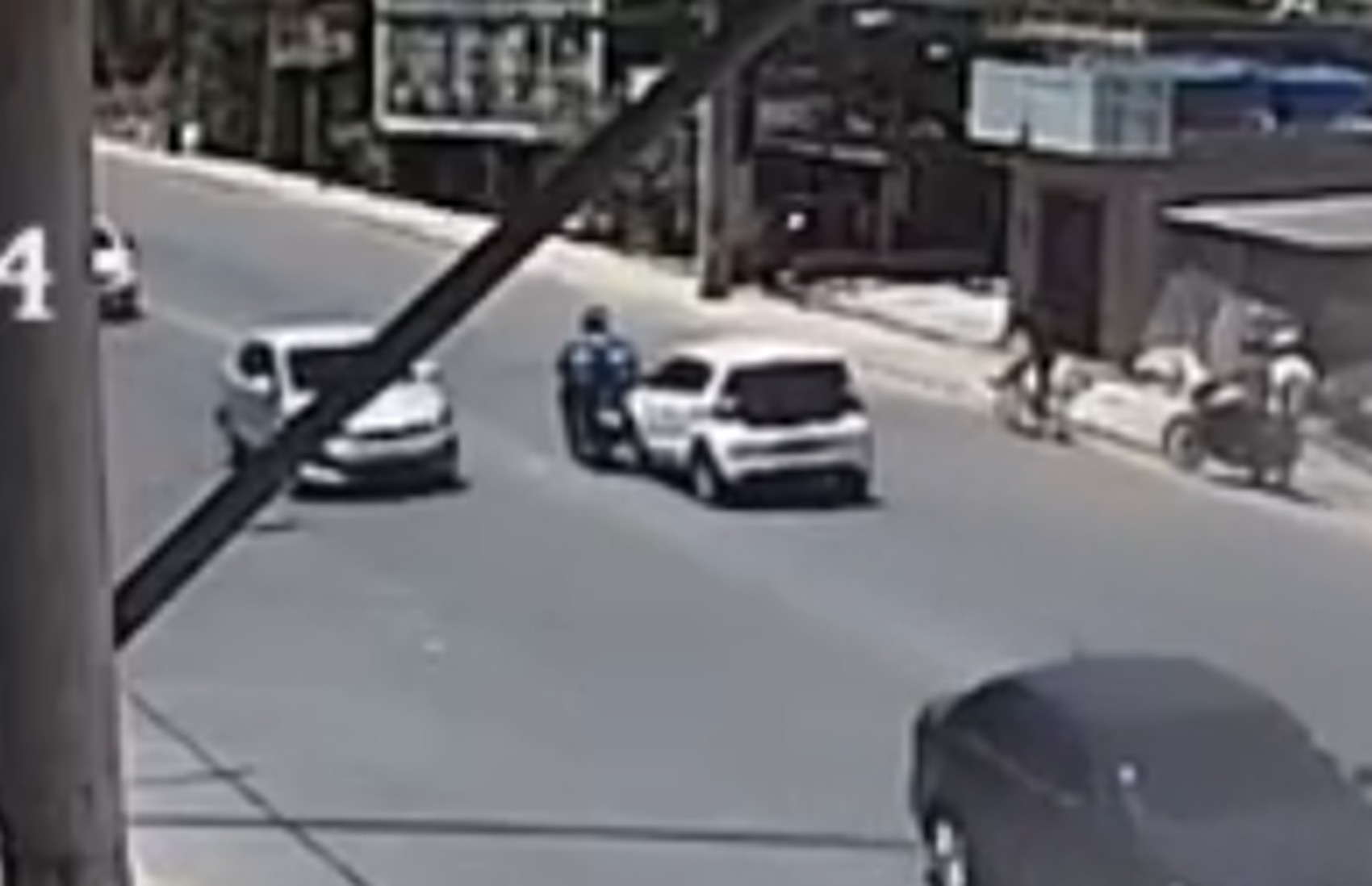 Entregador de gás morre após ser atingido por dois carros enquanto pilotava moto; VÍDEO
