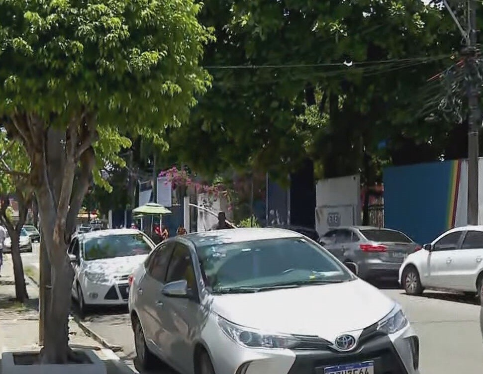 Bebê é abandonada dentro de bolsa em rua do Recife e é levada para hospital por policiais 