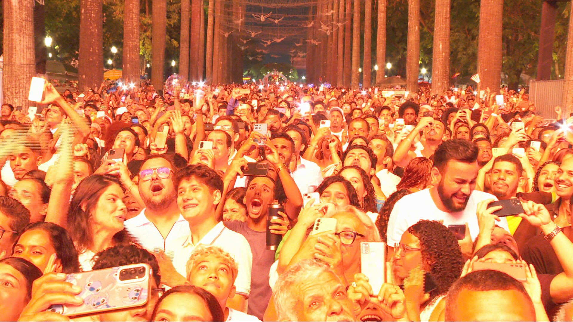 Virada em BH reúne multidão com shows e espetáculo de drones