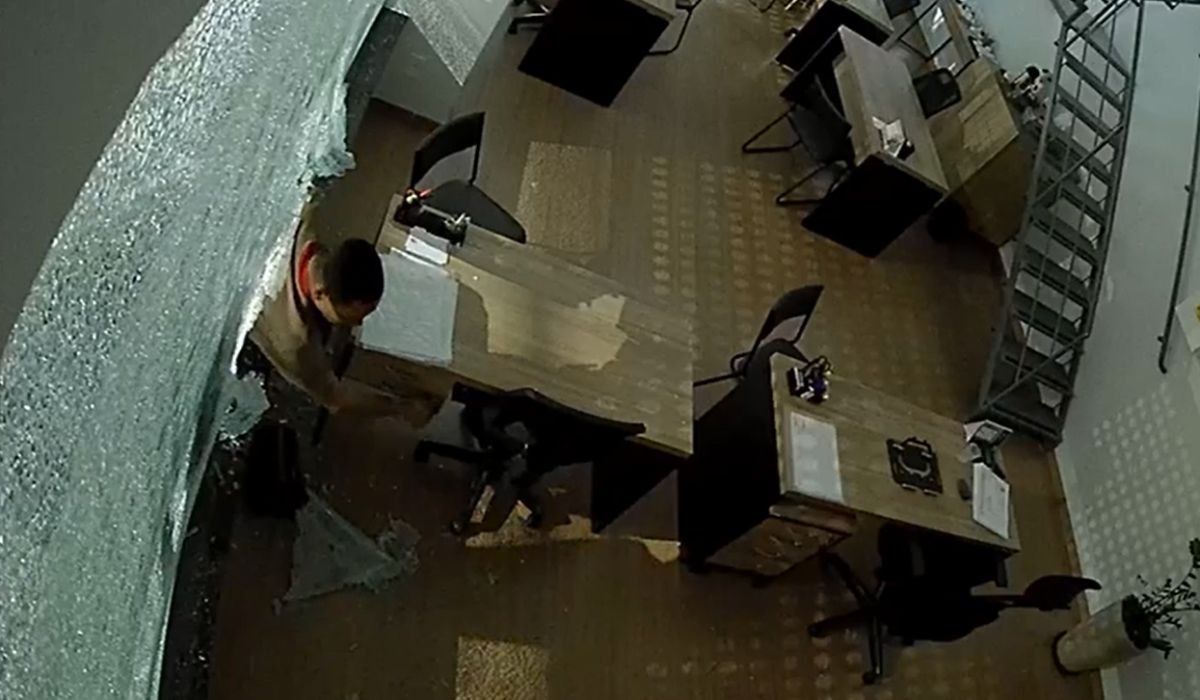 VÍDEO: dupla quebra vidraça, invade e furta imobiliária no Centro de São Carlos
