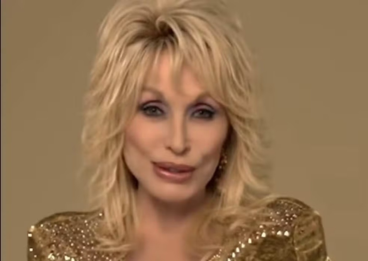 Em último vídeo nas redes sociais, Dolly Parton convidou para exposição sobre sua vida; veja