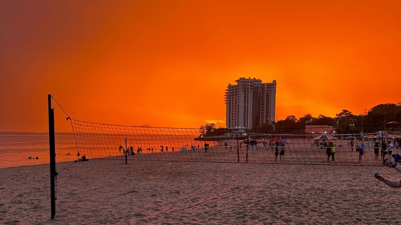 Pôr do sol em tons vibrantes chama atenção em Manaus e viraliza nas redes sociais; meterologista explica fenômeno