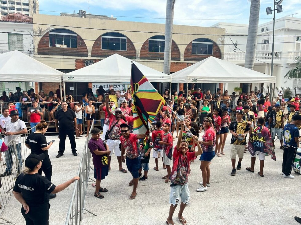 Integrantes do bloco Nação Zumbi comemorando a vitória — Foto: Évelin Costa