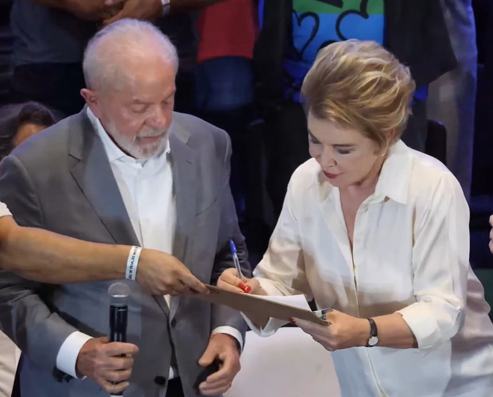 Ao lado de Lula, Marta Suplicy assinou a ficha de filiação ao PT nesta sexta (2) — Foto: Reprodução