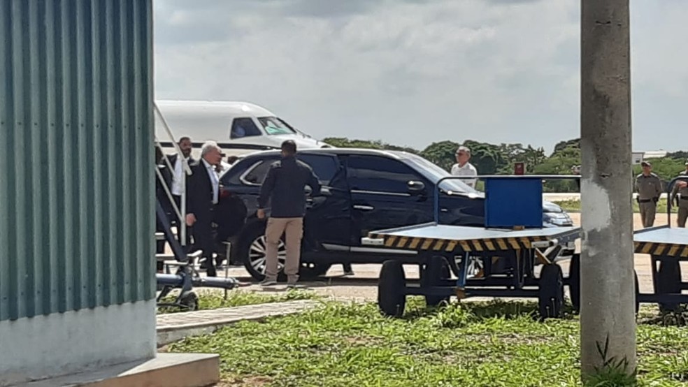 Ricardo Lewandowski entra em carro no Aeroporto de Mossoró — Foto: Sérgio Henrique Santos/Inter TV Cabugi