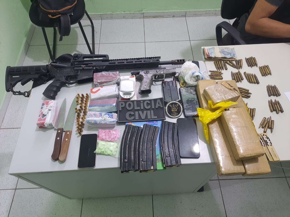 Armas, munições e drogas foram apreendidas com grupo suspeito de envolvimento em assassinado de inspetor da polícia na cidade de Granja. — Foto: Polícia Civil/ Divulgação