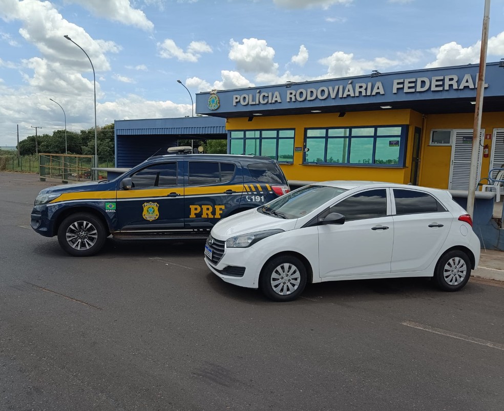 PRF recupera veículo furtado e prende condutor por uso de documento falso, adulteração de sinal identificador de veículo, receptação e mandado de prisão em aberto. — Foto: Polícia Rodoviária Federal (PRF)/Divulgação
