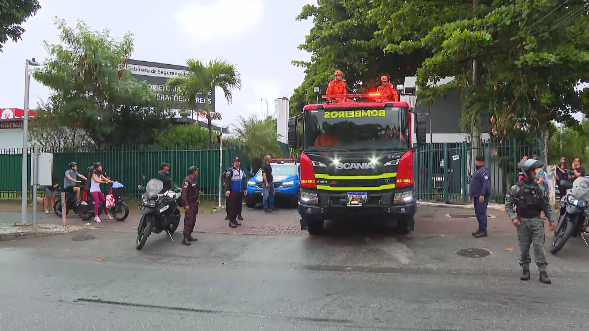 Cortejo em homenagem a piloto de helicóptero da polícia morto passa por vários bairros do Rio