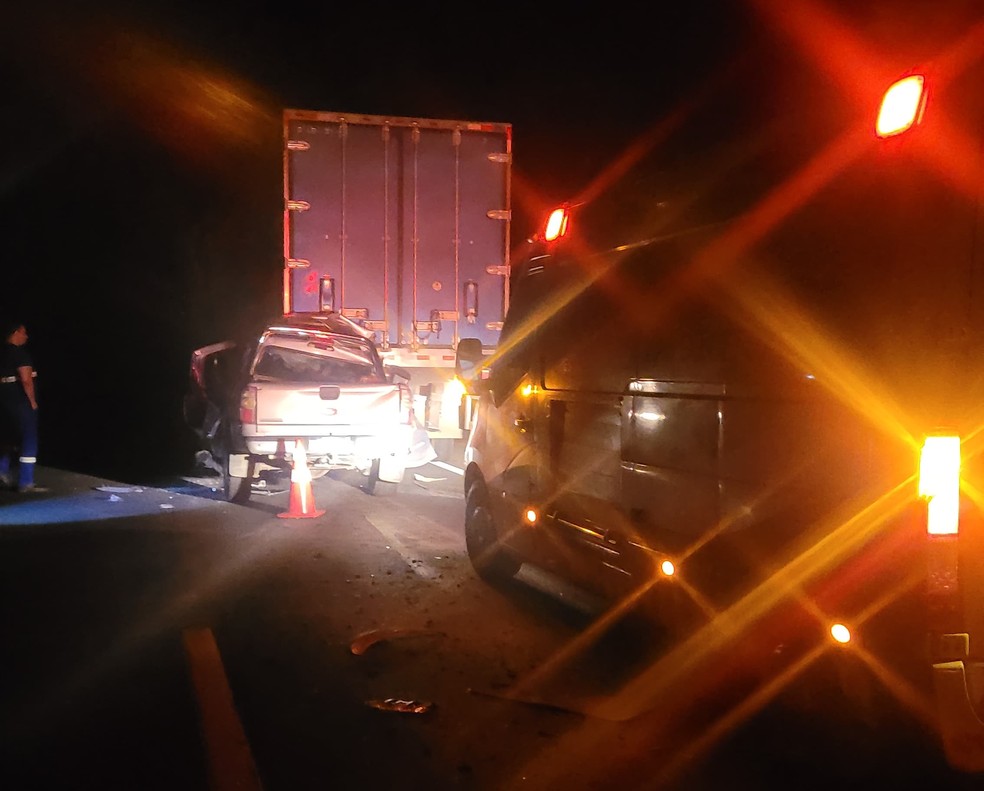 Três pessoas morreram e outras duas ficaram feridas em acidente na BR-365, em Uberlândia — Foto: Corpo de Bombeiros/Divulgação