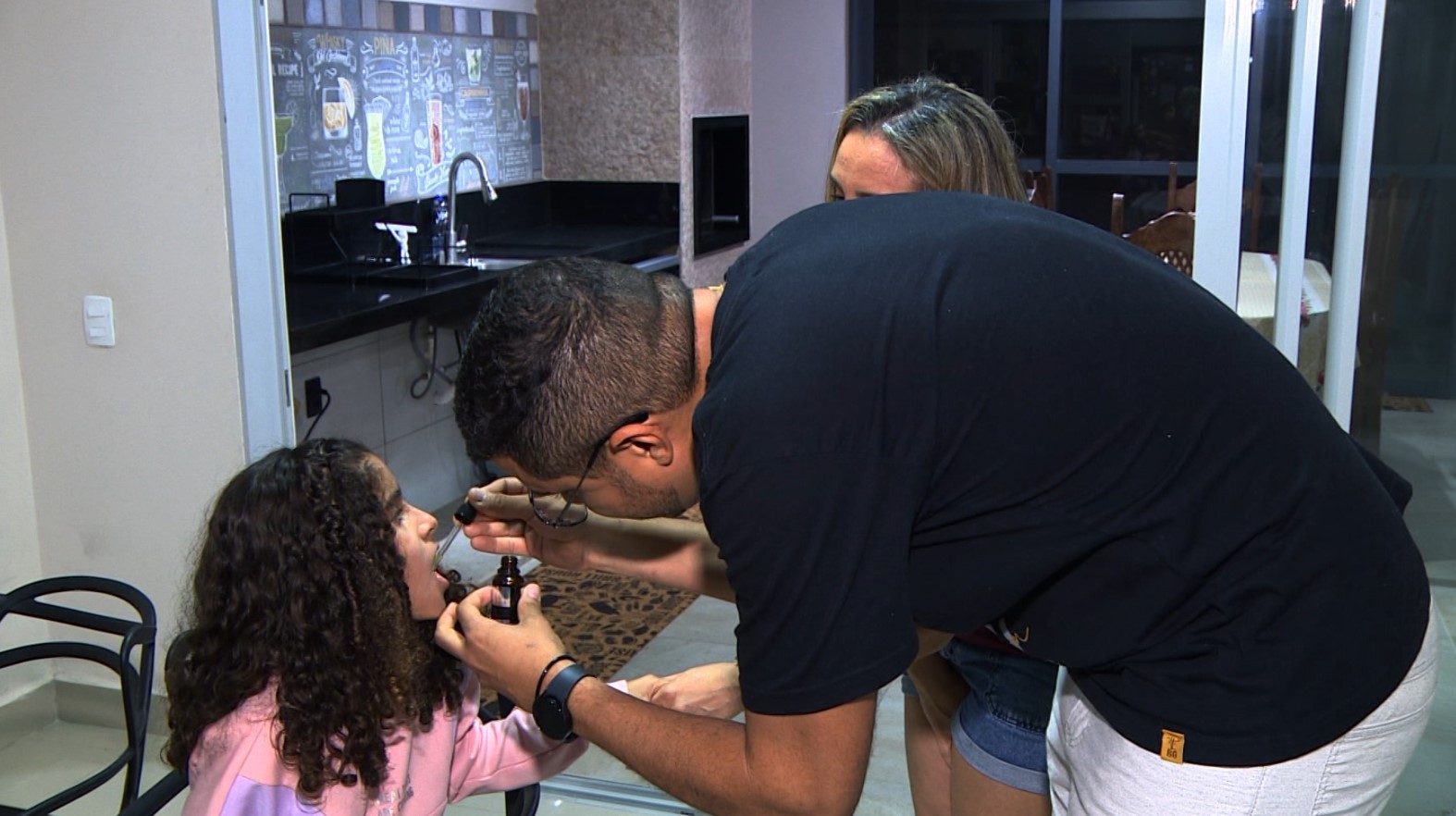 Família comemora 1 ano de canabidiol gratuito pelo SUS para criança esclerose tuberosa: 'A gente não abre mão'