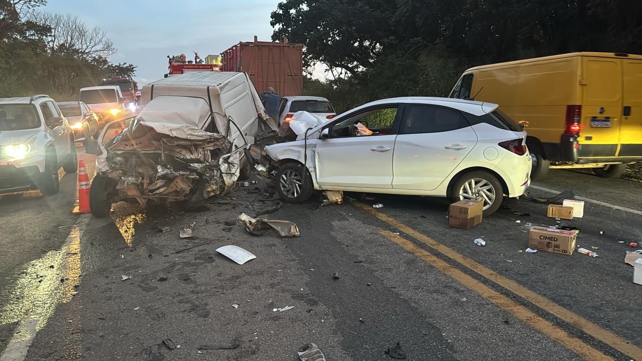 Acidente entre betoneira, caminhão boiadeiro e carros mata motorista na BR-494, em MG