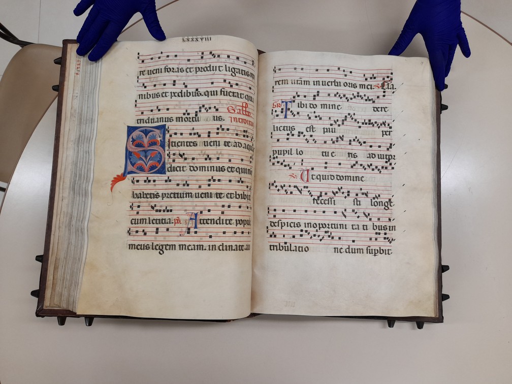 Livro mais antigo na Biblioteca de Obras Raras da Unicamp (Bora) é um antifonário do século 13 — Foto: Marcelo Gaudio/g1