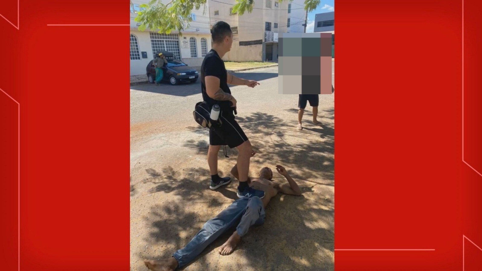 Homem mata mulher a facadas em estacionamento de academia no DF e é detido por policial de folga