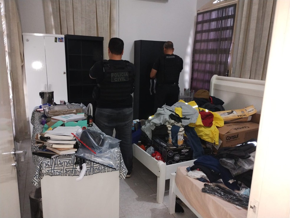 Policiais cumprem ordens judiciais na segunda fase da Operação Doce Amargo — Foto: Polícia Civil