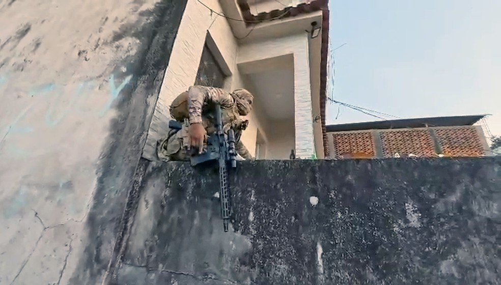 Polícia cumpre mandado na Operação Contenção — Foto: Divulgação/PCERJ