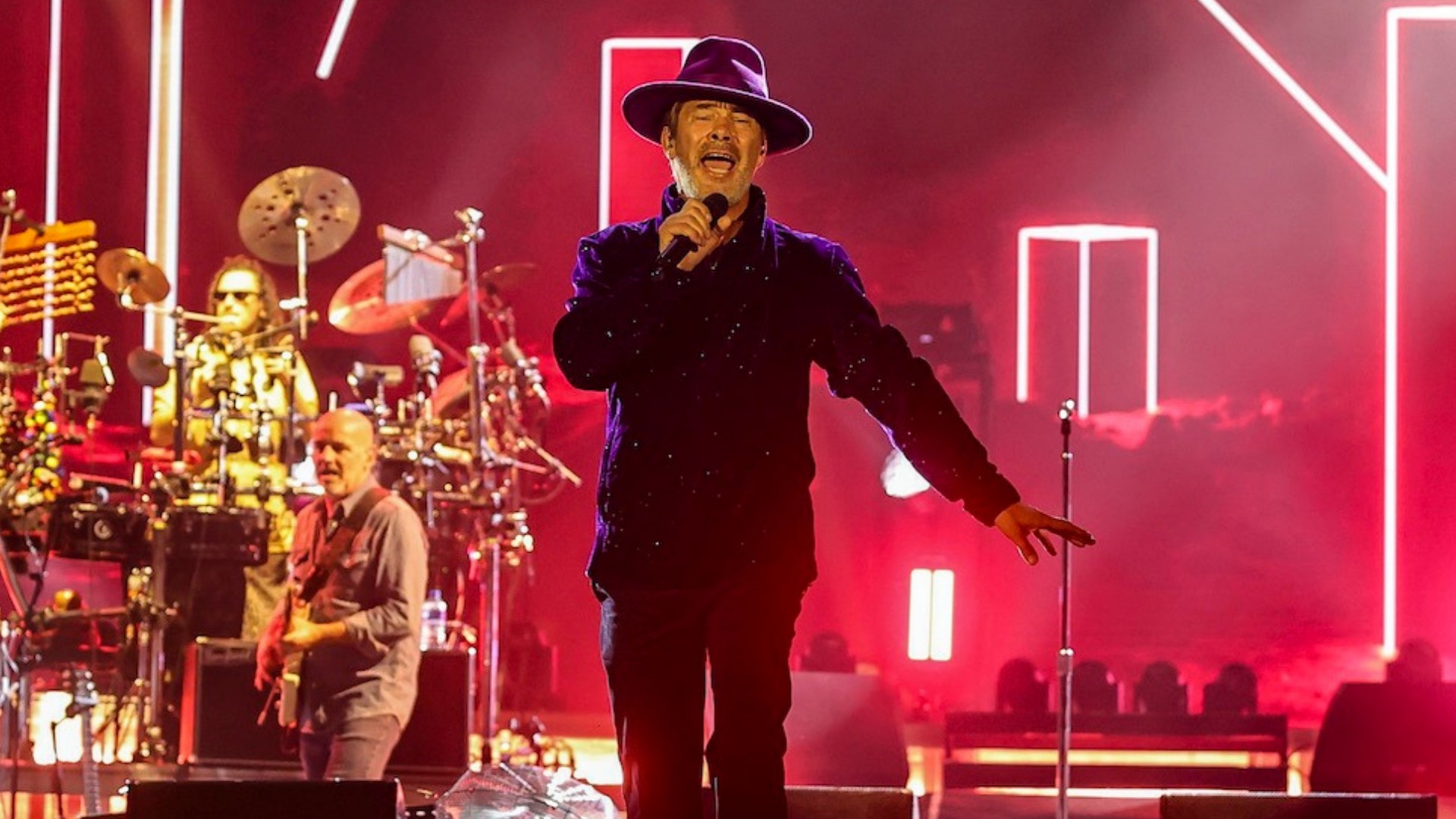 Jamiroquai coloca pais e filhos para dançar com groove infalível em dia de k-pop no Rock in Rio