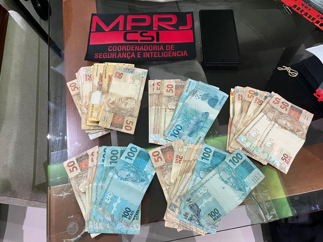 MPRJ prende 3 PMs por desvios de drogas e de armas para traficantes