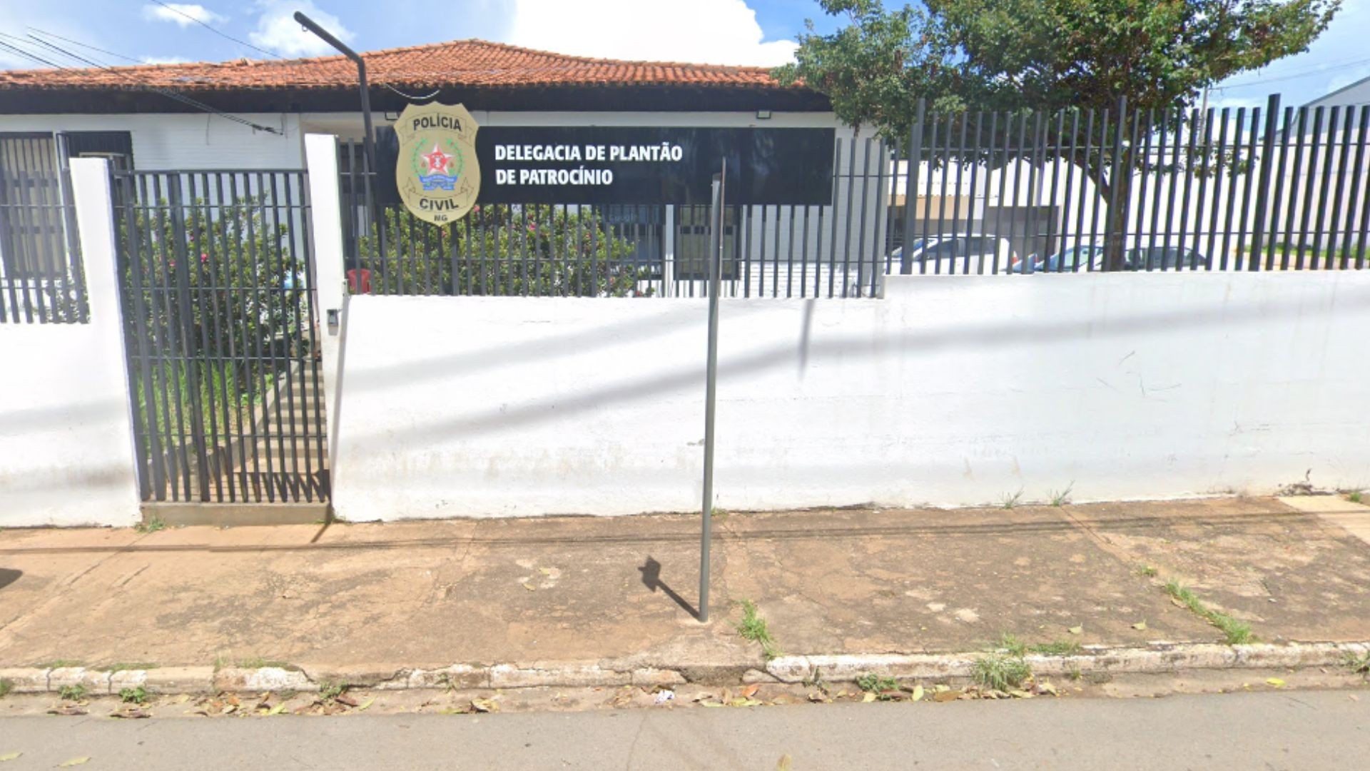 Pedestre confunde gemidos de relação íntima com gritos, aciona a polícia e morador acaba preso por desacato em MG