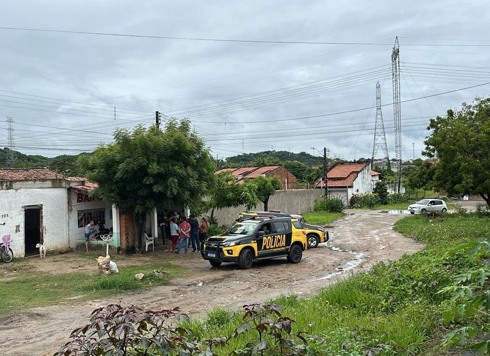 Criminosos invadem casa e matam filho de policial militar com sete tiros em Maranguape. — Foto: Leábem Monteiro/ SVM