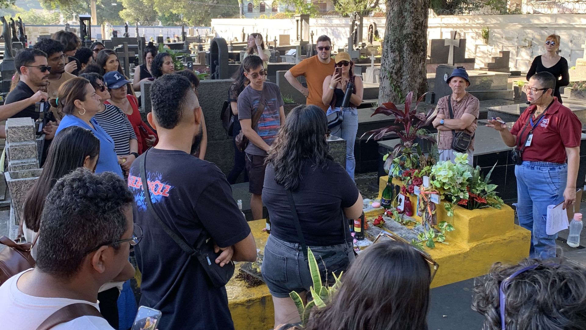 'Necrotour': passeio por cemitério em Vitória atrai turistas e revela histórias da cidade