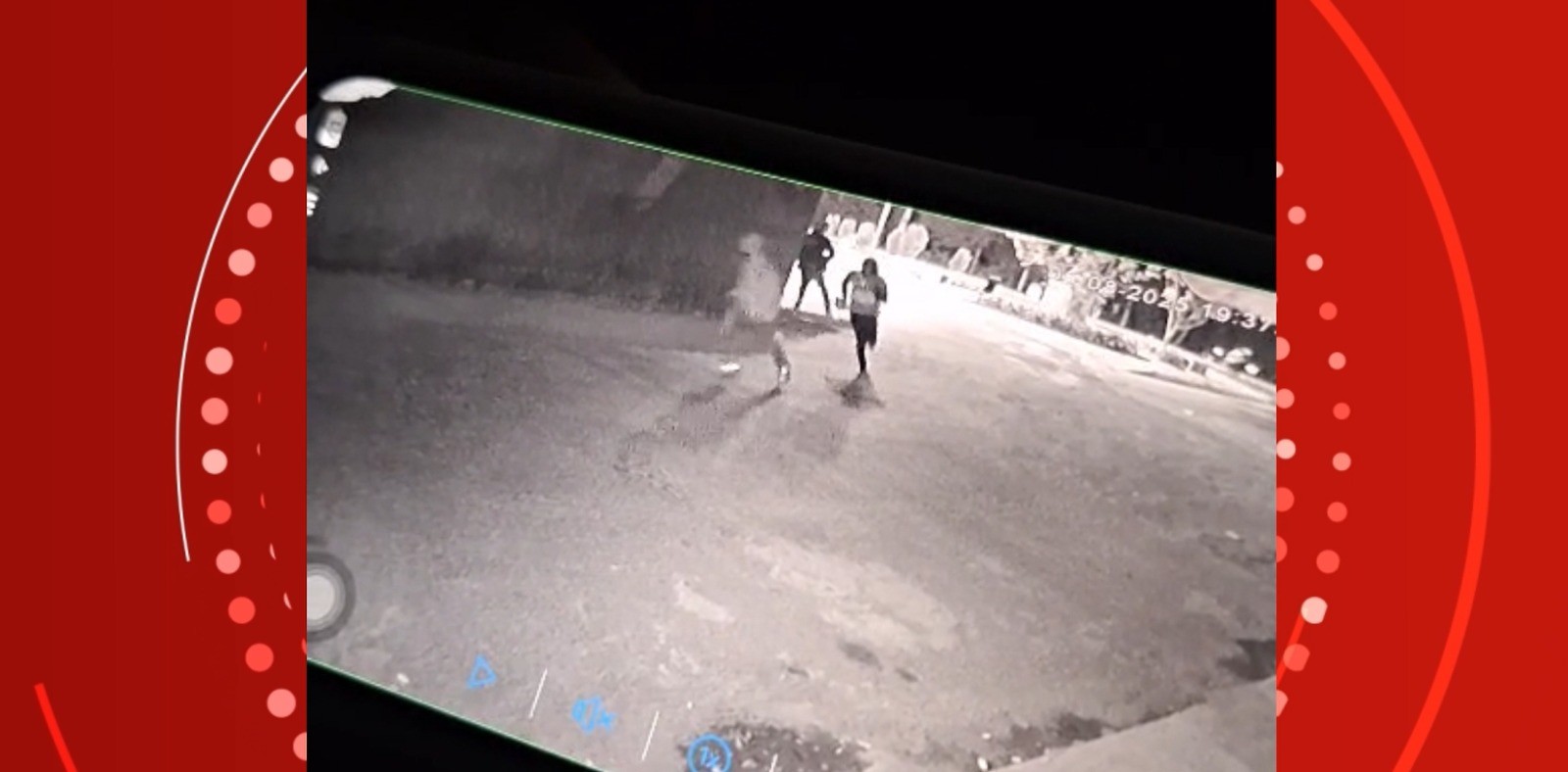 Câmera flagra homens correndo após assalto em Curvelo; um deles chegou a atirar durante o crime