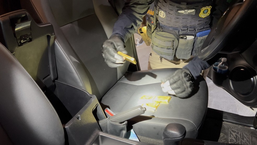 Momento em que ouro &eacute; tirado do carro por agentes da PRF &mdash; Foto: Reprodu&ccedil;&atilde;o