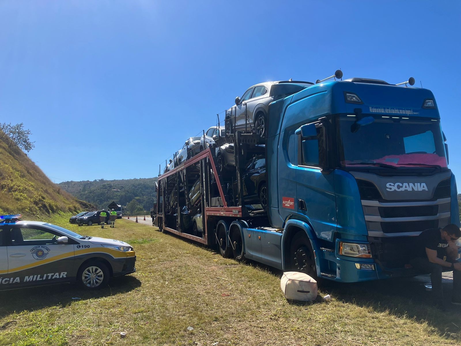Carreta em movimento leva tiro e motorista precisa ser resgatado por helicóptero na Rodovia Dom Pedro