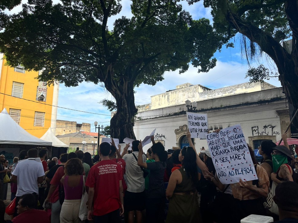 Ato contra projeto que equipara aborto a crime de homicídio, em João Pessoa — Foto: Lara Brito/g1