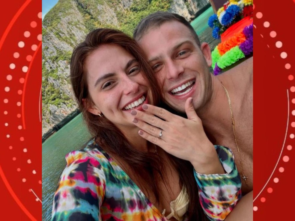 Carolina e Fernando ficaram noivos durante a viagem — Foto: Reprodução/Instagram