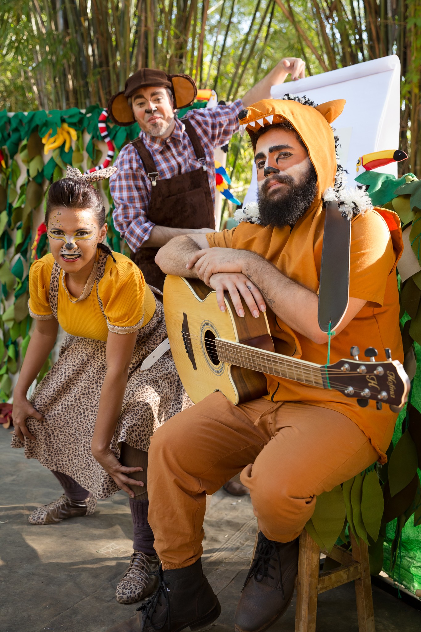 Peça teatral percorre diferentes biomas brasileiros com aventuras do Macaco Caco e da Dona Onça