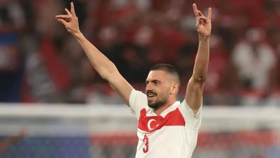 O jogador turco Merih Demiral causou polêmica ao fazer a saudação do lobo na Euro 2024 — Foto: Getty Images/Via BBC