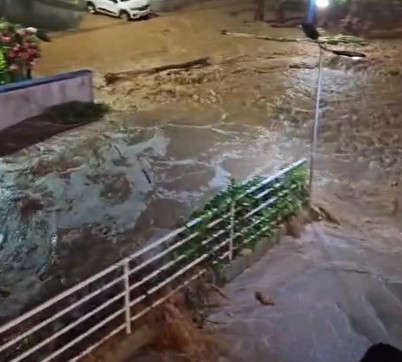 VÍDEO: Chuva forte causa alagamentos e deslizamento de terra em Sapucaia