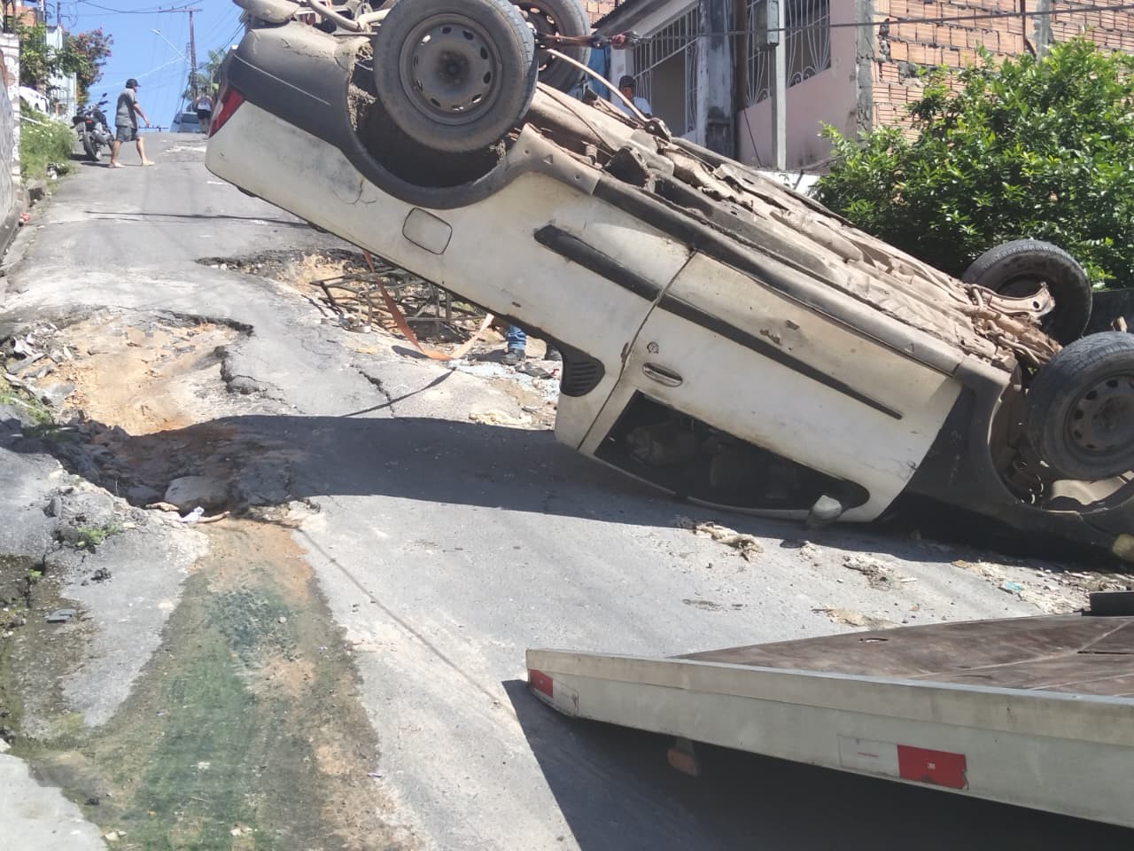 Motorista perde o controle de carro e capota em ladeira na Zona Centro-Sul de Manaus 