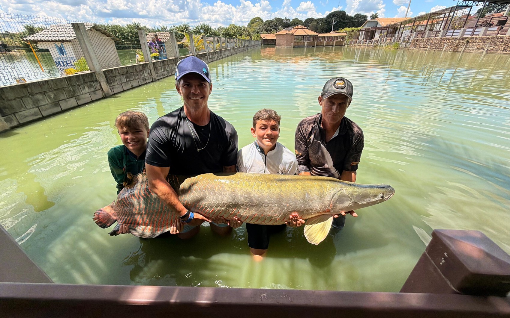 Criança que pescou peixe de 130 kg precisou de ajuda para conseguir segurar animal; vídeo