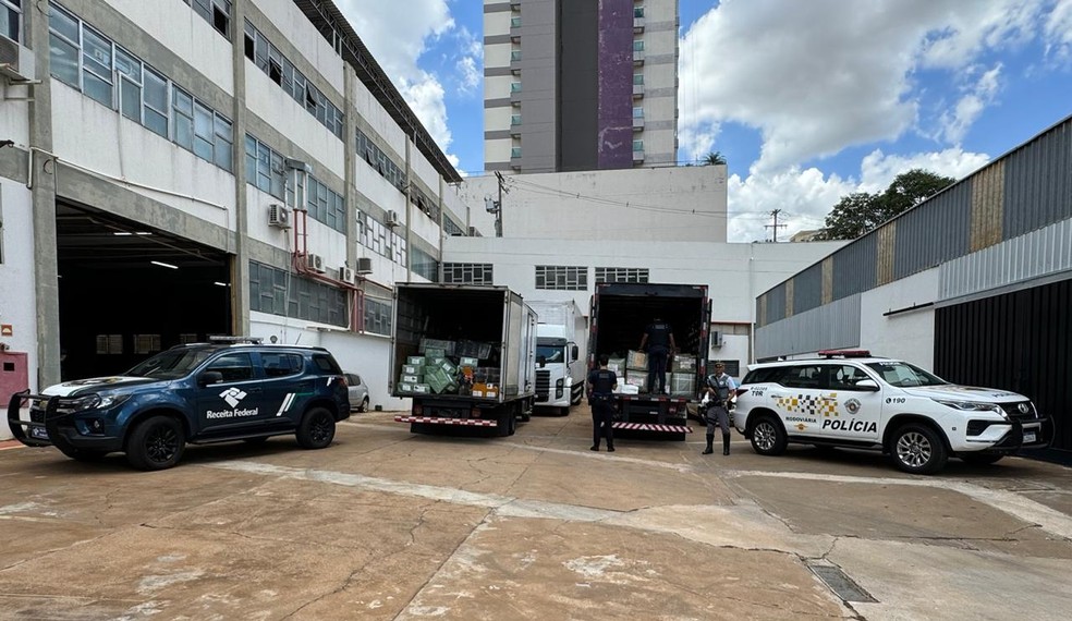 Ao todo, 56.742 itens foram apreendidos, em Presidente Prudente (SP) — Foto: Polícia Militar Rodoviária