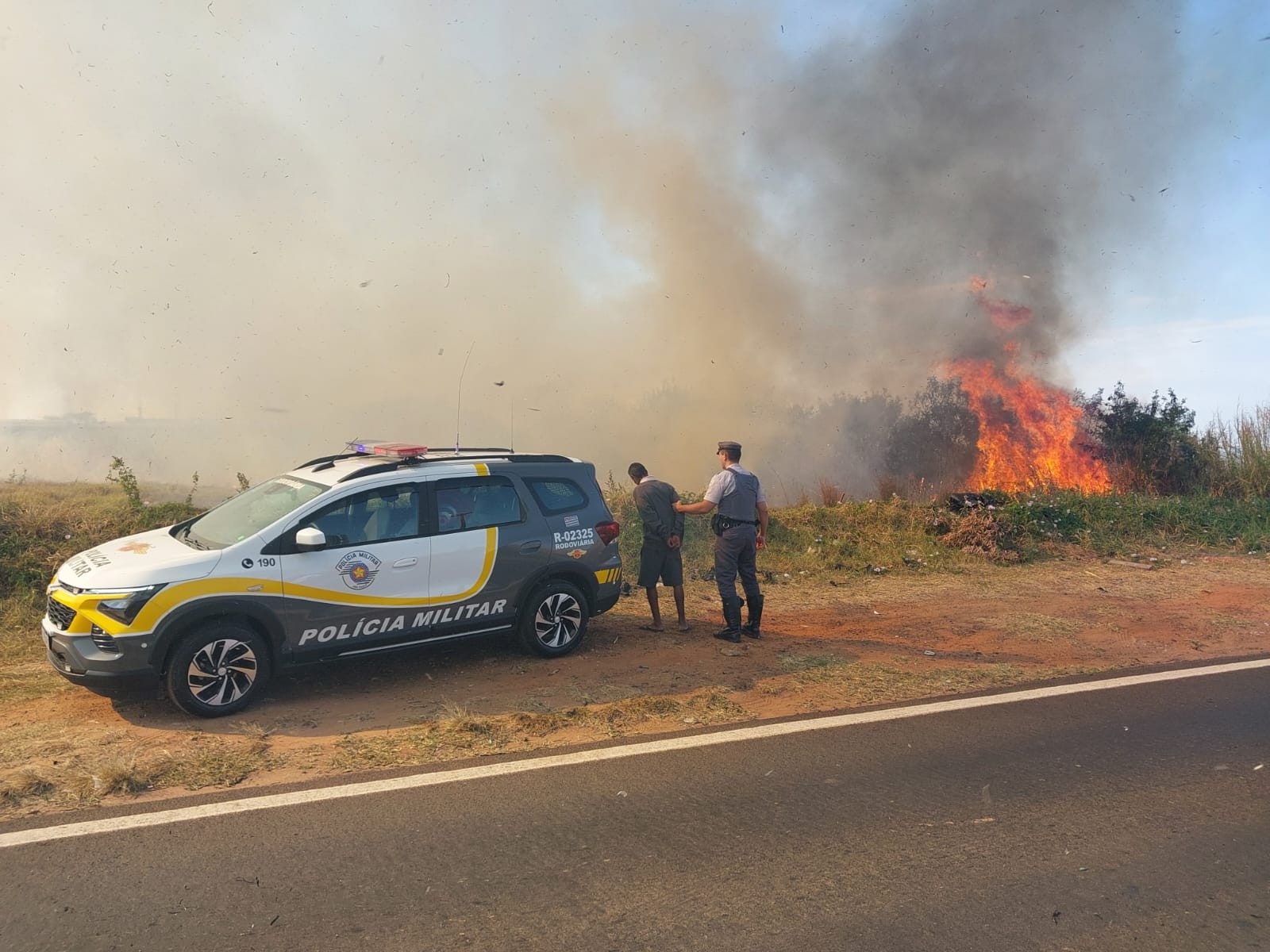 Homem é preso em flagrante ao colocar fogo em mata às margens de rodovia no interior de SP