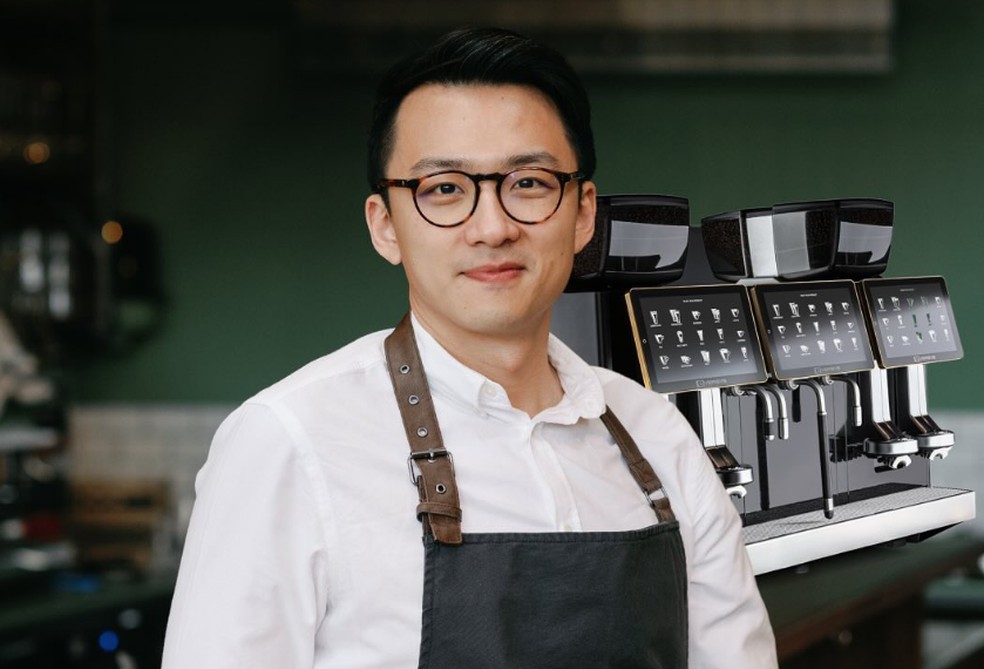 Barista brasileiro  Boram Um, filho de sul-coreanos, foi campeão mundial de barismo em 2023; ele colabora com a chinesa Luckin Coffee. — Foto: @boramum