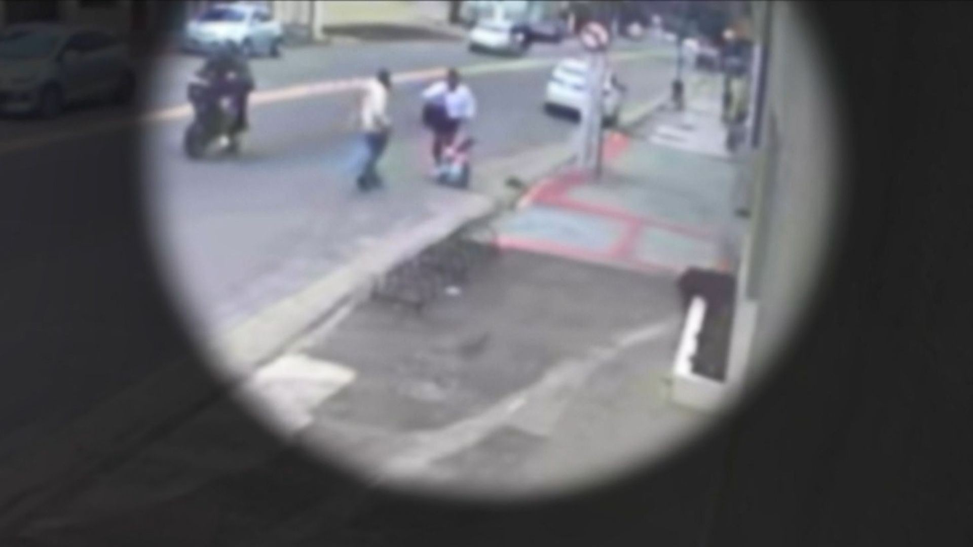 VÍDEO: mãe com bebê de um ano é assaltada por homem armado com estilete em Vila Velha 