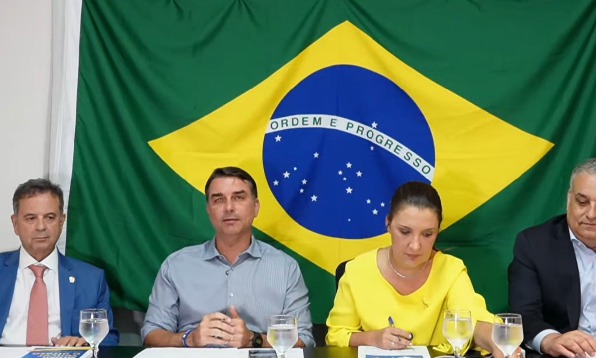Flávio Bolsonaro propõe 'tesouraço' de gastos, limite para decisões do STF, revisão da reforma tributária e app para atendimento a mulheres